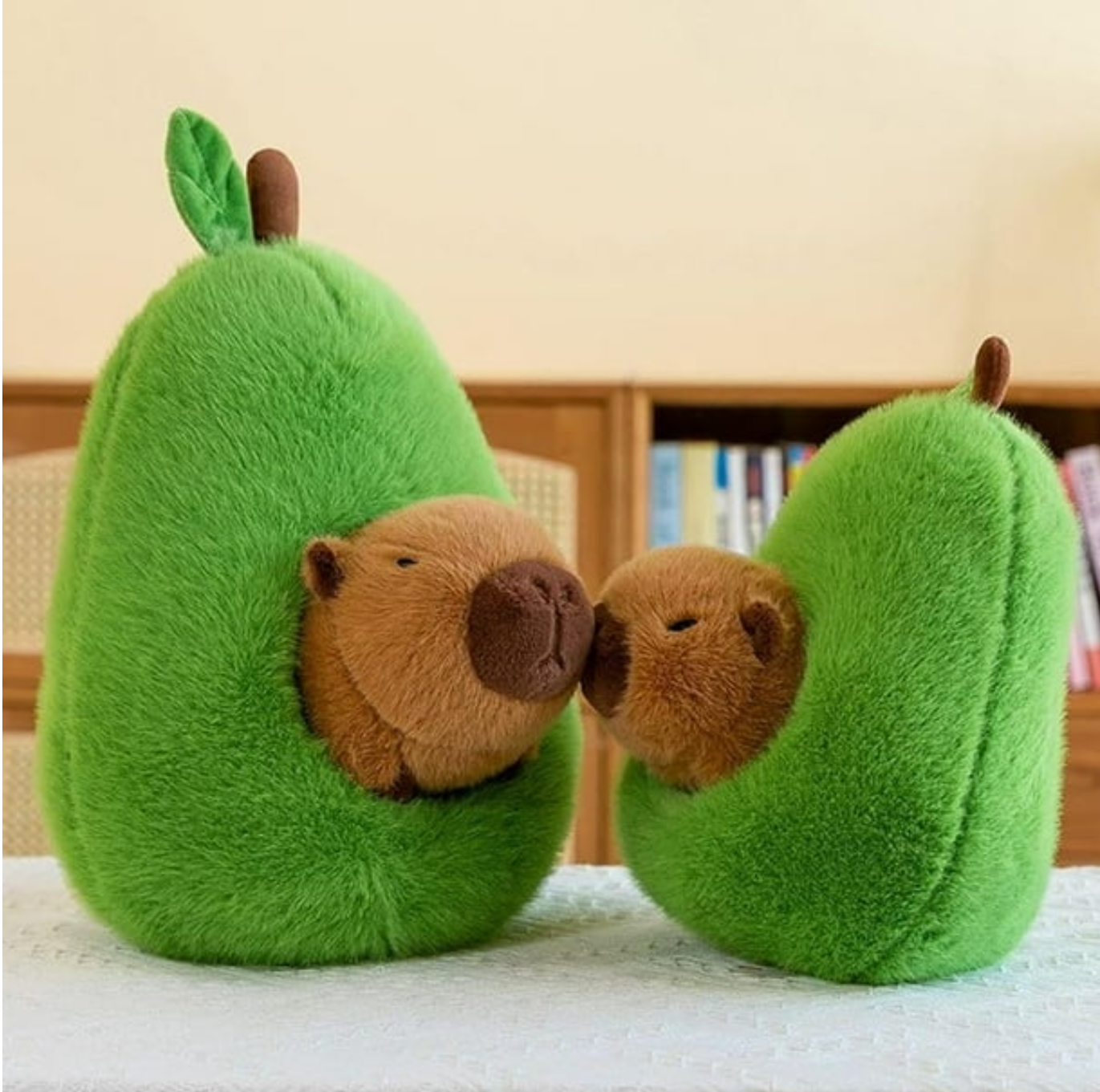 Jucărie de Plus Capybara în Avocado – 35 cm, 2 în 1, Moale și Pufoasă